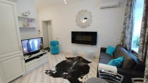 Luxurious 2 Bedroom Apartment in the Heart of Kyiv