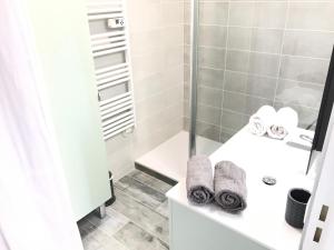 Appartements Appartement 3 pieces, refait a neuf, haut standing, piscine, mer a pieds : photos des chambres