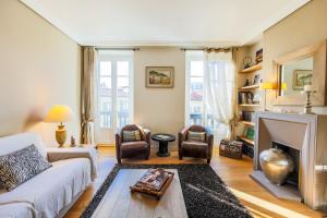 Vue Magenta AP4188 by Riviera Holiday Homes