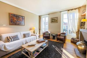 Vue Magenta AP4188 by Riviera Holiday Homes