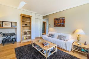 Vue Magenta AP4188 by Riviera Holiday Homes