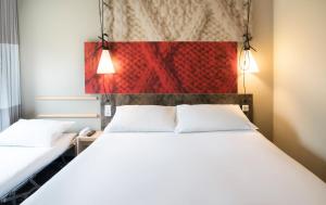 Standard Room - 1 Double bed and 1 Single bed room in ibis Dijon Gare