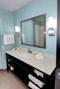 Superior King Room - Non-Smoking room in Holiday Inn Express & Suites Austin South an IHG Hotel