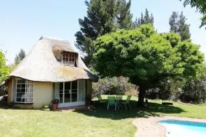Clarens socialites, Thatch Cottage #1 - Bethlehem