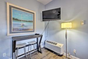 Naples Studio with Resort Amenities - Near Marina!