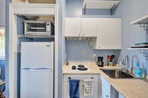 Naples Studio with Resort Amenities - Near Marina!