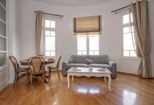 Neoclassical Apartment close to Syntagma-Plaka by GHH