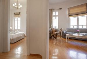 Neoclassical Apartment close to Syntagma-Plaka by GHH