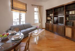 Neoclassical Apartment close to Syntagma-Plaka by GHH