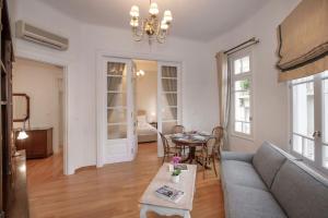Neoclassical Apartment close to Syntagma-Plaka by GHH