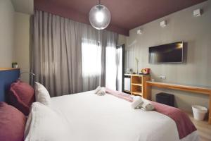 Deluxe Double or Twin Room with Balcony room in Be My Guest Athens