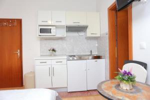 Studio with Balcony and Sea View room in Apartments and rooms with parking space Tucepi Makarska - 16914