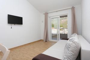 One-Bedroom Apartment with Terrace room in Apartments by the sea Drvenik Donja vala Makarska - 18027