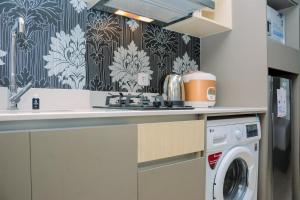 Best Price Studio Apartment at Gold Coast By Travelio