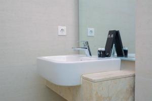 Best Price Studio Apartment at Gold Coast By Travelio