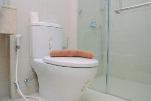 Best Price Studio Apartment at Gold Coast By Travelio