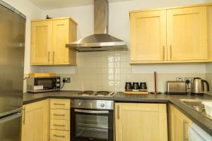 Serviced Apartment In Liverpool City Centre Free Parking Balcony by Happy Days