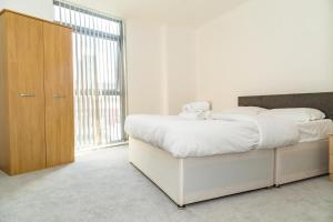 Serviced Apartment In Liverpool City Centre Free Parking Balcony by Happy Days