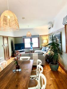 Sinnamons By The Sea