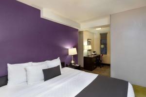 Executive King Room - Non-Smoking room in La Quinta by Wyndham New York City Central Park