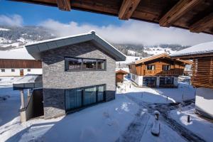 Two-Bedroom House room in Chalet's DAS DORF