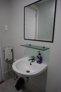 Cozy condo unit 5mins from Mactan Cebu Intl Airport with Netflix