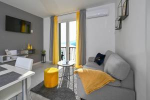 Apartment Noemi with a direct beach view