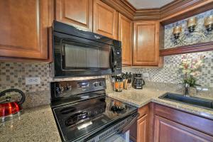 Downtown Air Conditioned Condo Walk to Beaches