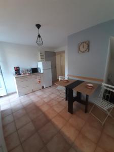 Appartements MAISON 100 M2, Terrasse 25 m2, Clim, 3 chbs avec tv, parking : photos des chambres