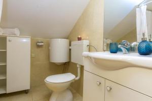 One-Bedroom Apartment with Terrace and Sea View room in Apartments with a parking space Novalja Pag - 17171