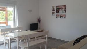 Apartments with a parking space Novalja Pag 17361