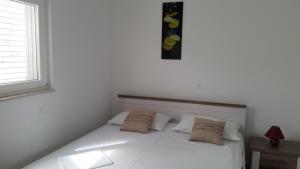 Apartments with a parking space Novalja Pag 17361