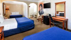 Family Room with Three Queen Beds room in Hollywood Inn Express North