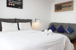 Comfy & Artsy Studio at Beverly Dago Apartment By Travelio