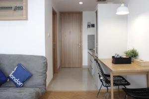 Comfy & Artsy Studio at Beverly Dago Apartment By Travelio