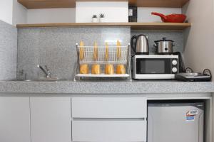 Comfy & Artsy Studio at Beverly Dago Apartment By Travelio