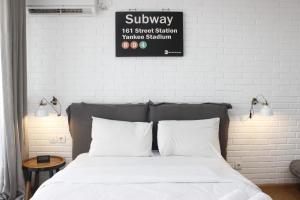 Comfy & Artsy Studio at Beverly Dago Apartment By Travelio