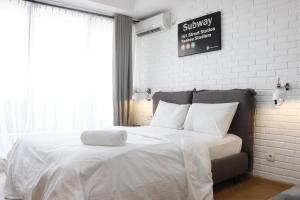 Comfy & Artsy Studio at Beverly Dago Apartment By Travelio