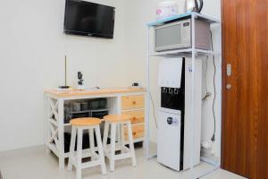 Comfy and Warm Studio Grand Kamala Lagoon Apartment By Travelio