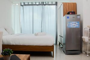 Comfy and Warm Studio Grand Kamala Lagoon Apartment By Travelio