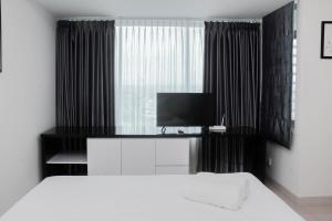 Pleasant and Modern Studio Grand Kamala Lagoon Apartment By Travelio