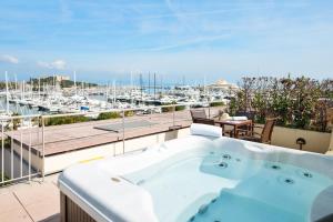 Appart'hotels Residence Pierre & Vacances Premium Port Prestige : Appartement 1 Chambre avec Baignoire Spa, Climatisation et Terrasse (6 Personnes) - Vue sur Port