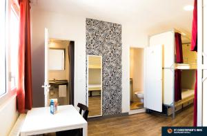 Hotels St Christopher's Budget Hotel Paris - Gare du Nord : Chambre Quadruple avec Salle de Bains