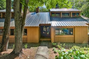 Lincoln Condo with Amenities and Shuttle to Loon!