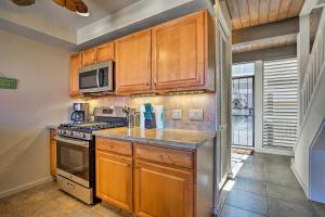 Kona Condo with View, Walk to Beach and Restaurants