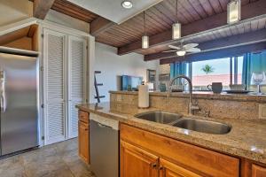 Kona Condo with View, Walk to Beach and Restaurants