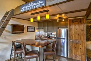 Walk to Village Condo with Resort Perks in Keystone