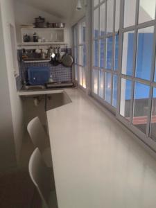 Monoambiente con baño privado y cocineta dentro de casa