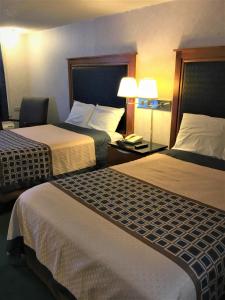 Double Room with Two Double Beds - Smoking room in Rodeway Inn Findlay