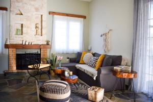 Elias House Traditional & Cozy by 8essentially